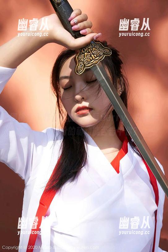 蜜桃社 - 作品里的小草莓Berry，白裙在线，今日份的萌动能否击中你？