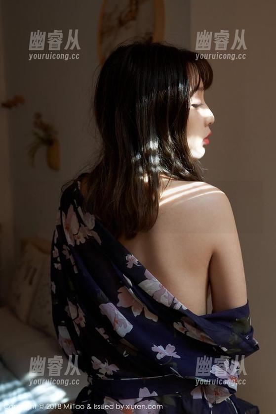 蜜桃社 - 许思铭全套写真，决不能让教室里的粉笔白了她的风采！
