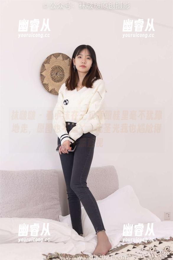 袜啵啵 - 看小沫在三双高跟鞋里毫不犹豫地走，原图也不遮丫，无圣光我也尴尬得不想直视