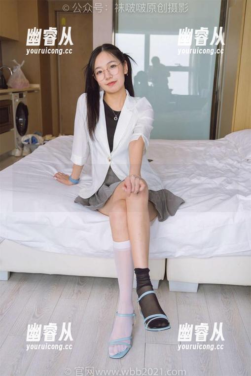 袜啵啵 - 甜甜圈的护士装：这张图片让人多看几眼，脑子里开始跑偏了。