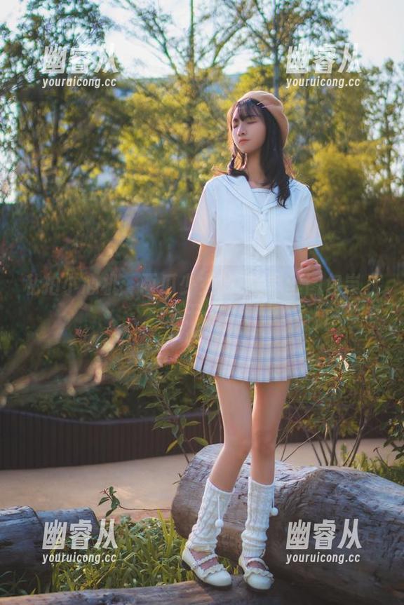 私拍小心机：西瓜少女的t恤黑丝图包岂止于美