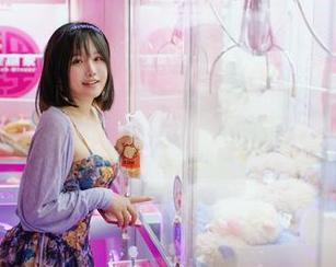 阿半今天很开心带来的莱莎高清图库，究竟是在做炼金术还是画画？
