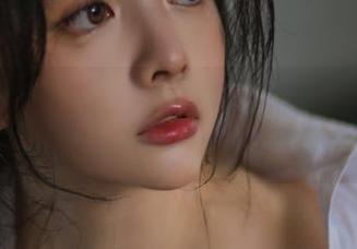 让阿寨寨的高清壁纸带你领略潮湿的夏日，清新与性感并存