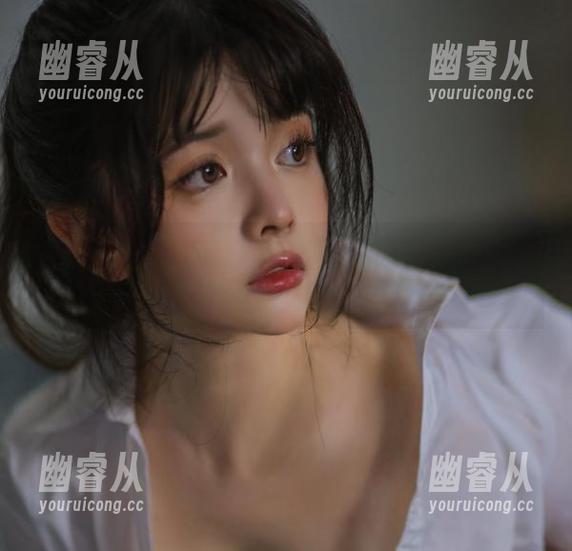 让阿寨寨的高清壁纸带你领略潮湿的夏日，清新与性感并存