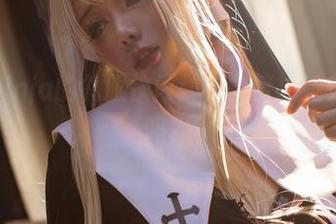 阿寨寨ninja的礼服快闪：你能算出她穿了几套吗？