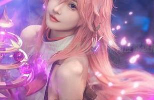 全套礼服上身，露儿大魔王的写真让我各个角度都想拍张小红书。