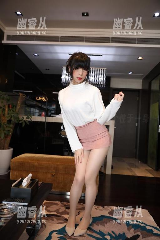 鹿野希的女仆写真，集美貌与个性于一身